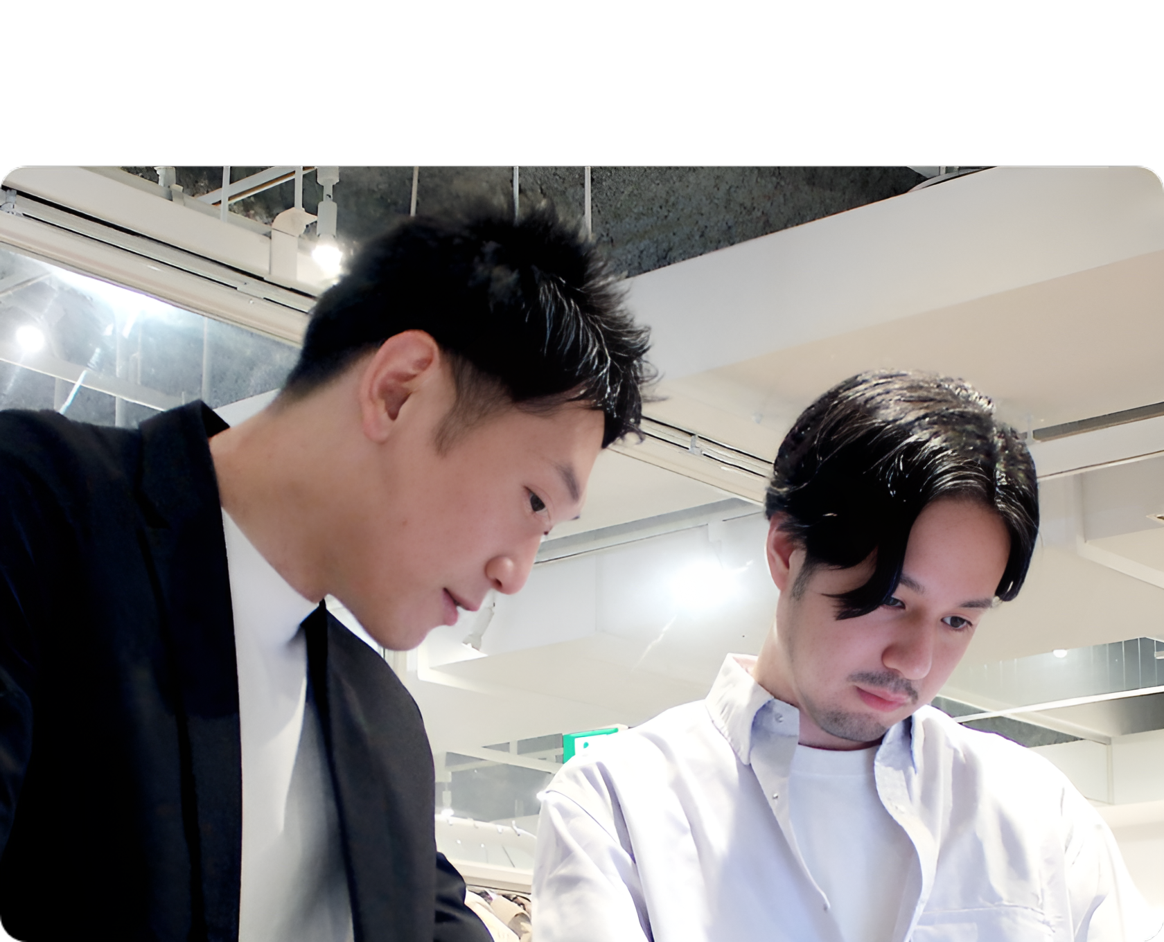 打ち合わせしている社員